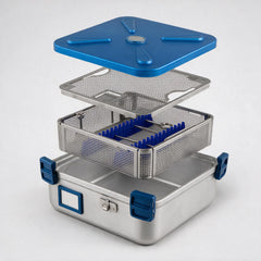 Sterilisationscontainer mit Siebkorb, Deckelsieb und blauem Normdeckel – Sets und Trays bei SurgicMate
