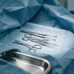 Chirurgische Instrumente auf blauem Abdecktuch im sterilen Feld – SurgicMate