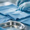 Gefaltete blaue Abdecktücher beim Vorbereiten des sterilen Feldes – SurgicMate