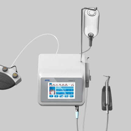 Woodpecker Implanter Frontansicht mit Multifunktions-Fußpedal MF4, Infusionsflasche am Halter, Winkelstückablage und Programmauswahl auf dem Display
