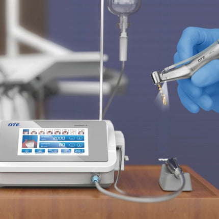 Woodpecker Implanter im Einsatz: LED-Winkelstück 20:1 in der behandschuhten Hand, Display zeigt 2.000 U/min und 80 Ncm